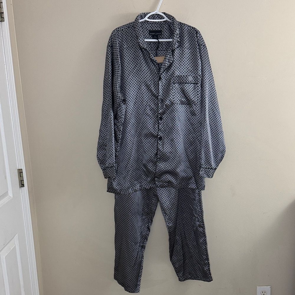 Robert Louis Women’s Silk Blend Geometric Pajama Set Black White Size L Sleep